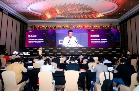 中国音像与数字出版协会第一副理事长、中国音数协游戏工委主任委员张毅君发布报告。